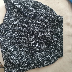 Kjol - Jättefin kjol från Shein, säljs då den inte riktigt är min smak. Storlek S, 50ke+frakt