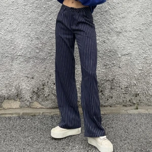 Coola byxor - Säljer mina älskade sparsamt använda randiga byxor. Nypris 700kr. Perfekt form och skitbra material. Perfekta nu till hösten!