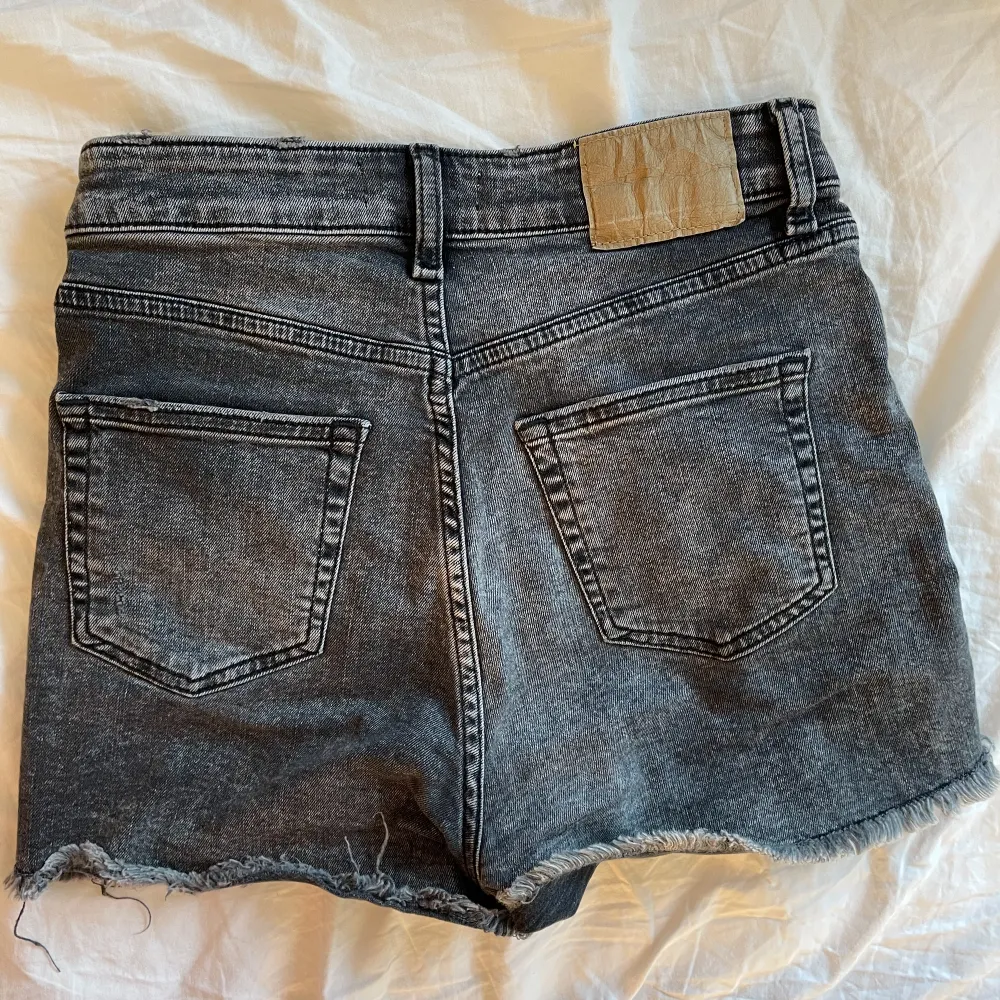 Säljer dessa fina jeans shorts från hm💗 Dem är i bra skick💕. Shorts.