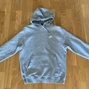 En skön Nike hoodie som har schysst passform.