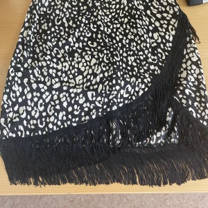 Kort kjol med fransar stl38/M - Så fin kjol , tyvärr är min rumpa för stor 😉. Dragkedja i sidan . Satin skimrande material