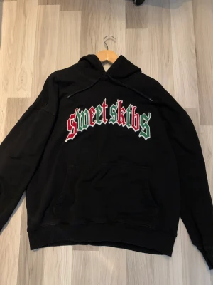 Sweet sktbs arch hoodie - Knappt använd alls, väldigt fint skick.