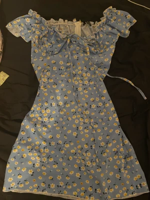 Blommig klänning - Söt klänning från Shein i storlek s.