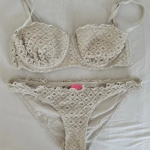 Bikini  - Jätte fin bikini. Toppen är storlek 36 och trosan är 34. Den är från River island.