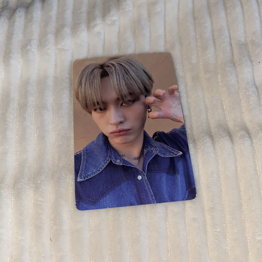It’s 3 photo cards of Lee Know from time out.. Accessoarer.