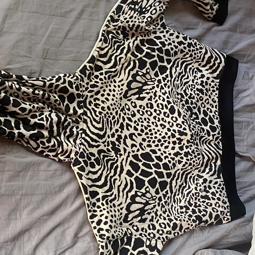 Adidas hoodie med leopardmönster. Hoodies.