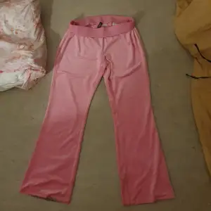 Ett par ljus rosa byxor som kan påminna en om Juicy men dem rä från H&M dock skitsnygga!