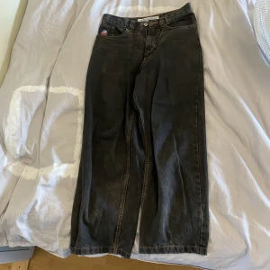 Polar big boy jeans  - Lite slitet vid nedre delen men annars skulle säga att skicket är väldigt bra. Säljer den för att den är för liten på mig.