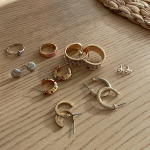 Blandat smycken  - Smycken i använt men bra skick! Säljes alla tillsammans 