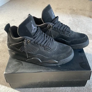 Jordan 4 black cats - Jordan 4 black cats  Storlek 45 Jätte bra skick  Skirv för mer information 