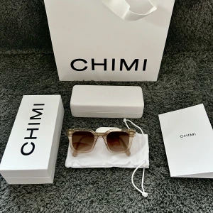 Chimi glasögon  - Säljer ett par chimis i modellen 4, färg ecru och storlek M. Skick 9,5/10. Allt og-Allt på bilden medföljer. Nypris 1200 mitt pris 1000. Möts upp i Stockholm eller fraktar spårbart med postnord📦 