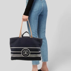 Chanel CC Shopping Tote Denim - Chanel väska i jeansblå färg. Användt men fortfarande mycket att ge. Kan inte garanterar äktenhet. Köpte denna i Frankrike. Ni får avgöra själv. Kod finns. Riktigt snygg till stranden!!!!! 