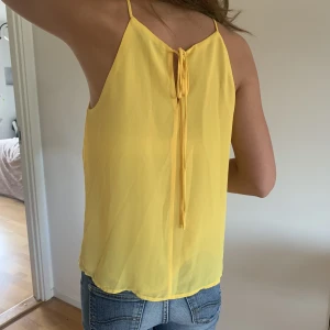 Gult linne - Gult/orange linne i jättebra skick. Perfekt i sommar!