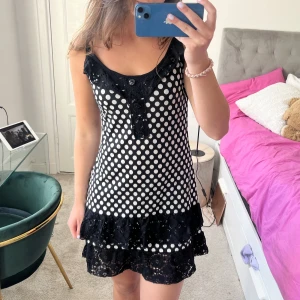 Klänning!  - Snygg prickig klänning jag är 172 som referens!