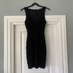 V ringad figursydd klänning - Snygg tajt klänning, v-ringad från Zara