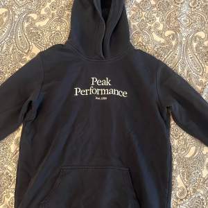 Hoodie från Peak Performance.ganska använd så skulle säga att den är xs. pris kan diskuteras!