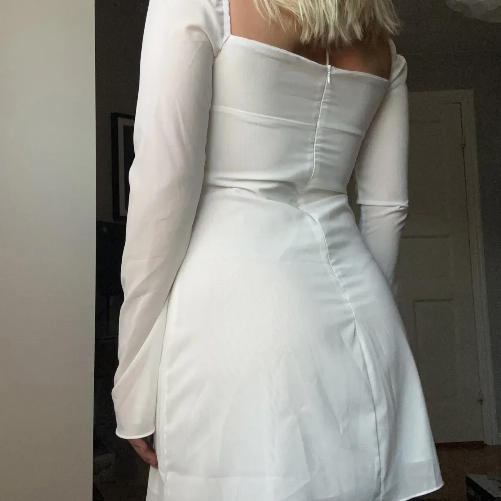 Säljer en vit klänning som tyvärr inte kommer till användning. Passar perfekt till student eller sommaren överlag. Den är i storlek M men ganska liten i storlek. Säljer för 300kr+frakt. Klänningar.