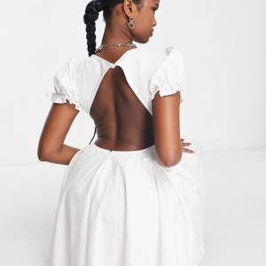 HELT NY MED LAPPAR KVAR. Säljer en superfin vit klänning, perfekt till exempelvis studenten! 🥰💕 Nypris 819kr
