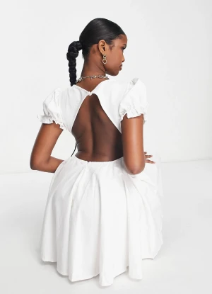 Vit klänning - HELT NY MED LAPPAR KVAR. Säljer en superfin vit klänning, perfekt till exempelvis studenten! 🥰💕 Nypris 819kr