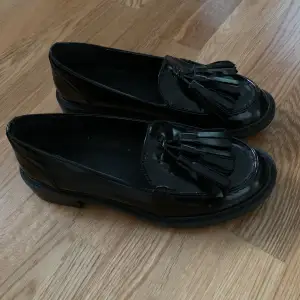 Chunky loafers från monki, fint skick, sköna. Köpare står för frakt eller så möts vi. Passar nog 38 också