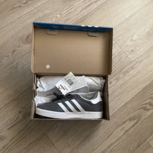 Nya Adidas Gazelle  - Helt nya adidas originals gazelle! Storlek 37 1/3. Dark grey🤍