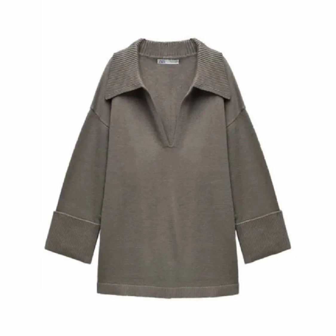 Stickad tröja med tenniskrage