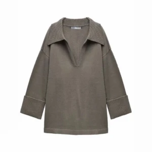 Stickad tröja med tenniskrage - Säljer denna fina tröja från Zara pga att den inte kommer till användning. Jättemjuk ocoh skön, overzised i modellen