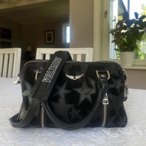 Zadig & Voltaire sunny crossbody bag - Säljer min fina Zadig väska då den inte kommer till användning 💕 Supersöt & passar till allt! Nypris: 4265kr 😘 Pris kan diskuteras vid snabb affär 🥰