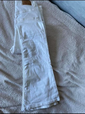 Boot cut jeans  - Jättefina boot cut jeans från Ginatricot, använt 3 gånger. 300 plus frakt 