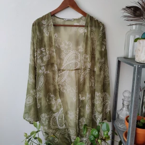 Grön mesh  - Fin grön mesh "kofta", se sista bilden för färg, den är somrigt ljusgrön. Från Stradivarius. Den är genomskinlig och passar över en klänning. 🌼