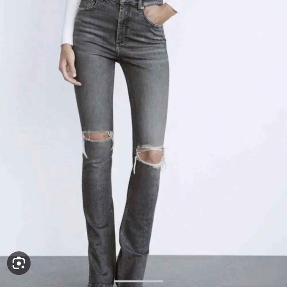 säljer dessa fina jeans från zara då de är för stora för mig. Något slitna längst ned då de varit lite långa på mig men annars i bra skick 💕. Jeans & Byxor.