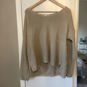 Stickad tröja - Jättefin stickad tröja från lager 157. Endast en liten maska som är lös, men det kan man lätt fixa själv. 