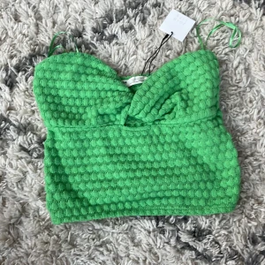 Topp från Pull and bear - Lägger ut igen. En supergullig topp från Pull and bear. Säljer då den är förliten för mig. Den är i storlek XS, och oanvänd!💕