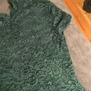 Grön topp nelly - Body Den har tyg under så den är inte genomskinlig över bröst/mage