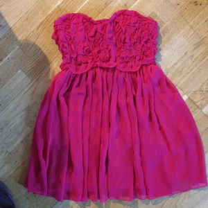 Miniklänning - Mini klänning använd 1 gång. Överdelen sitter som korsett.  För fler bilder, se i min profil på Vinted🌸