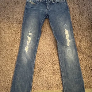 Lågmidjade straight jeans - Säljer dessa fina diesel lågmidjade jeans, nypris 500❤️pris kan diskuteras 