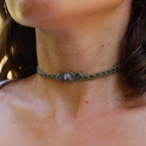 Handgjord choker med kristaller - Handgjord choker med naturliga amatist- och kattögastenar. Gjord i macrameteknik i en tålig vaxad tråd. Justerbar storlek. 