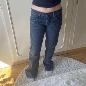 Ett par lågmidjade jeans från Wrangler! Är i bra skick men tyvärr inte min storlek, skriv vid intresse! 