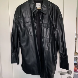 Skinnjacka  - Skinnjacka från zara, 200 kr🩵