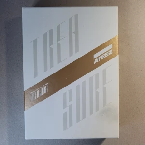 Ateez: All to Action - Ateez album som jag säljer. Jag tror allt finns i albumet. Men det som jag kan garanterat säga är att cd skiva fungerar, photocards finns, photobooks finns.