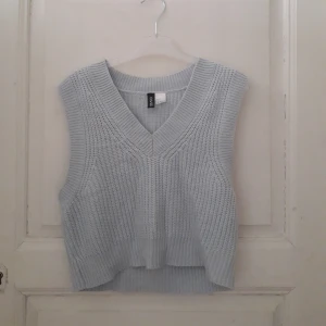 Stickad väst - Stickad väst från h&m. Väldigt söt men kommer inte till användning.
