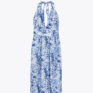 Klänning från zara  - Köpte en jätte snygg zara-klänning som tyvärr var lite för liten för mig, den är helt oanvänd och köpt förra veckan i amsterdam. Därav kan jag inte returnera den. En riktigt fin sommarklänning 💙💙💛 orginalpris var 629kr.