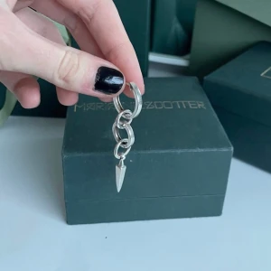 Maria Nilsdotter örhänge  - Säljer ett Maria Nilsdotter örhänge, i modell ”CHAOS QUEEN EARRING”. Nyskick och inga skador. Finns inget kvitto men finns en äktahets stempel inuti örhänget💕kostade 2800kr, säljer för 2000kr