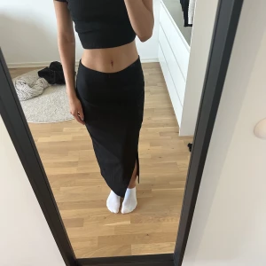 Zara kjol - Snygg kjol från Zara! Bra skick, inga defekter❤️ Slits på höger sida, hör av dig för fler bilder🤩 