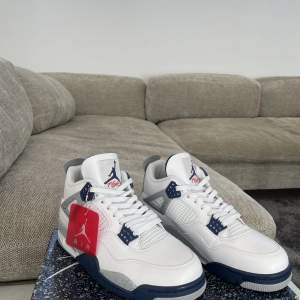 Tjena folket! Säljer helt nya Jordan 4or, midnight navy’s med låda, vid flera frågor är det bara att skriva.