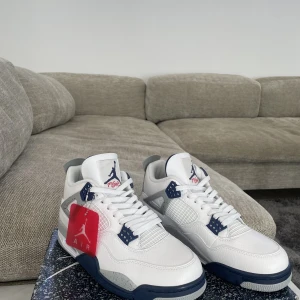 Air Jordan 4 midnight navy - Tjena folket! Säljer helt nya Jordan 4or, midnight navy’s med låda, vid flera frågor är det bara att skriva.