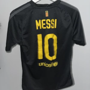 messi barcelona t-shirt matchställ fotboll - <<ÄKTA. OM DU FRÅGAR = BLOCKAD>>  da goat himself tagga t miami men finns bara ett lags tröjor som bär hans namn med stolthet kom o köp. den är storlek typ XXL barn, sitter som en S vuxen IMO. golgolgolgolgolgol