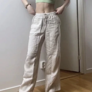 Linnebyxor arket - Säljer mina helt oanvända beiga linnebyxor från Arket i storlek S