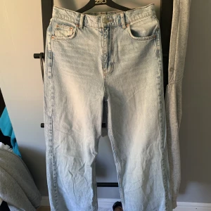 Ginatricot jeans - Högmidjade jeans från Ginatricot i bra skick, som referens till längden är jag 175cm