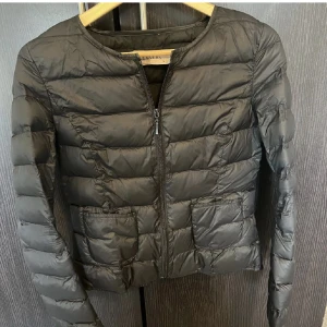 Jacka - Säljer denna jackan igen pga oseriös köpare. Storlek s och köpt i Köpenhamn🔥 sparsamt använd! 